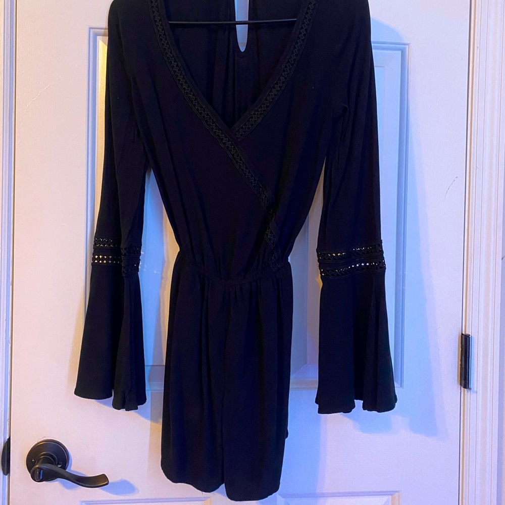 Black xs hollister v-back flare sleeve romper
